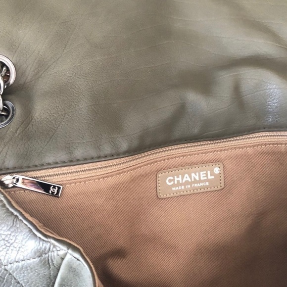 Authentic Chanel Flap Classic Quilted CC Shoulder Chain Bag - Picture 10 of 15